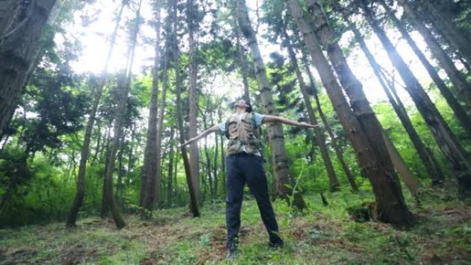 在森林里享受背包的男性徒步旅行者