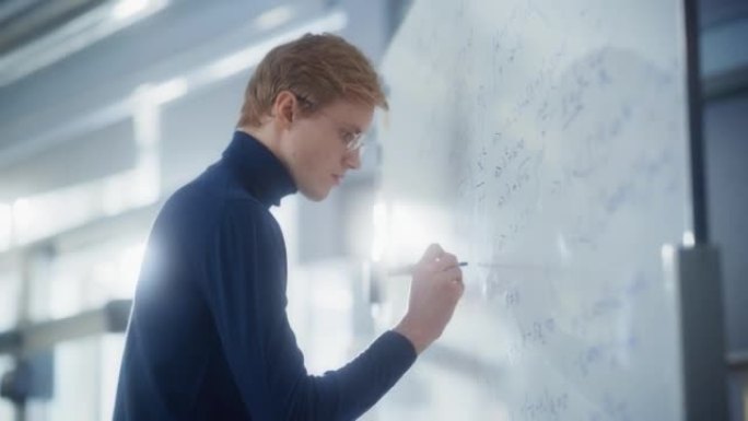 男性科学家在白板上绘制公式和元素，化学符号和符号。教育，学习，数学概念。肖像照