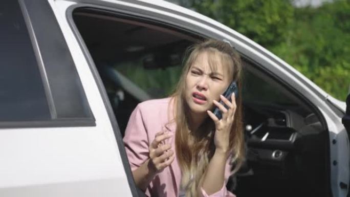年轻女子在汽车故障和使用手机打电话在路上服务方面有问题