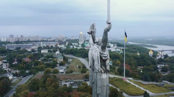 无人机在乌克兰基辅的祖国雕像周围飞行，俯瞰美丽的第聂伯河上的电影城市全景。