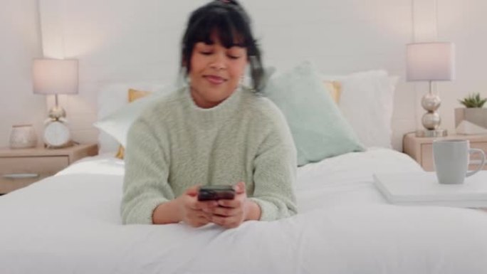 床，电话和女人发短信，在她的卧室里放松，在社交媒体上开心快乐。黑人女性的交流，互联网和家庭娱乐享受在