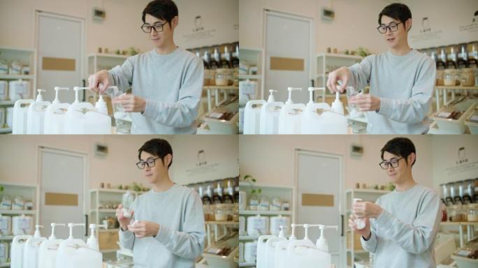 男子从塑料免费商店的容器分配器重新填充天然生物产品。