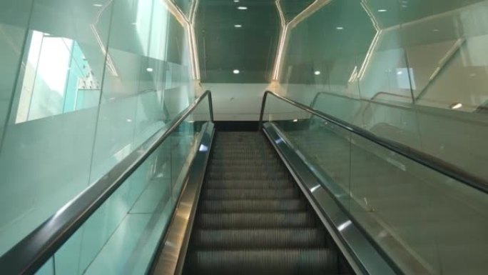 机场中的自动扶梯候机大厅扶梯