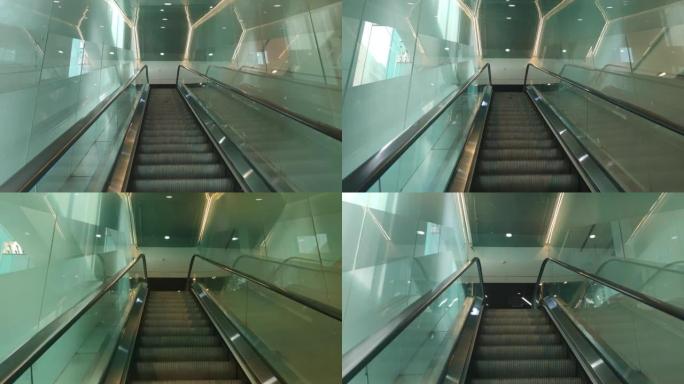 机场中的自动扶梯候机大厅扶梯