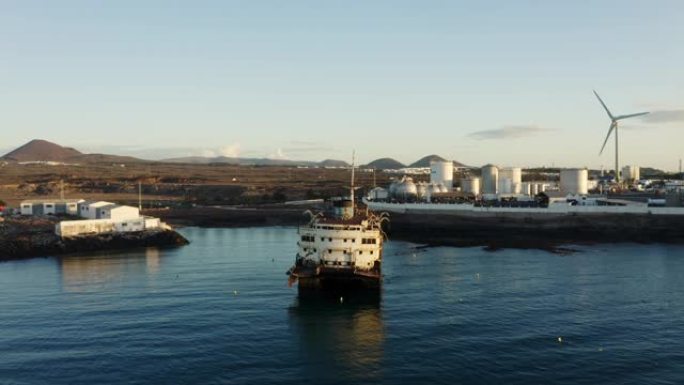 西班牙加那利群岛风力涡轮机/兰萨罗特海岸附近的空中MS WS沉船