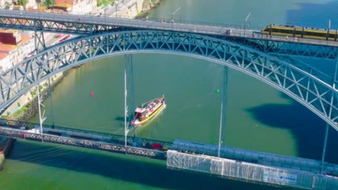 在波尔图杜罗河上的路易斯一世桥上的电车无人机视图