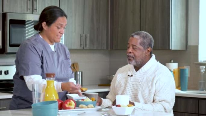 与高级非裔美国人在厨房里的照顾者