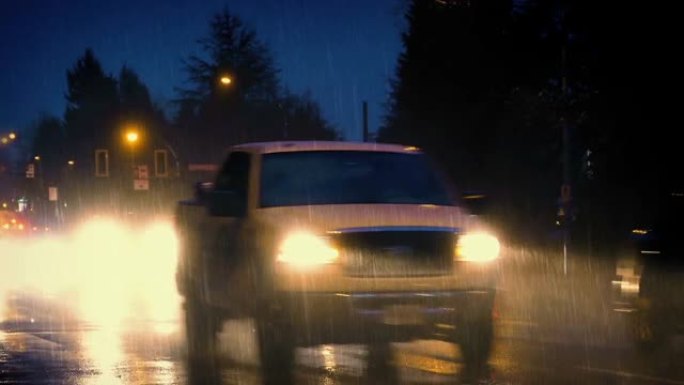 雨天晚上繁忙的道路，灯光反射