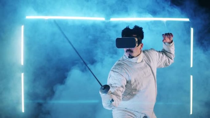 男性击剑手在训练时使用VR设备。虚拟现实，增强现实游戏概念。
