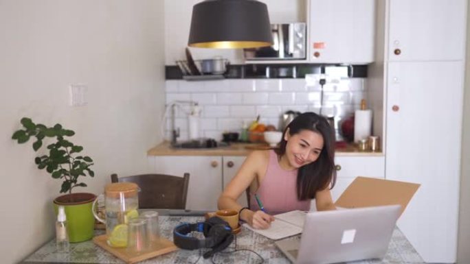 亚洲中国美女微笑在线学习厨房用笔记本电脑