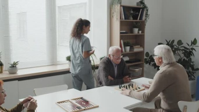 护士在养老院给老年人吃药