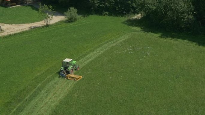 空中: 在草地上割草的拖拉机