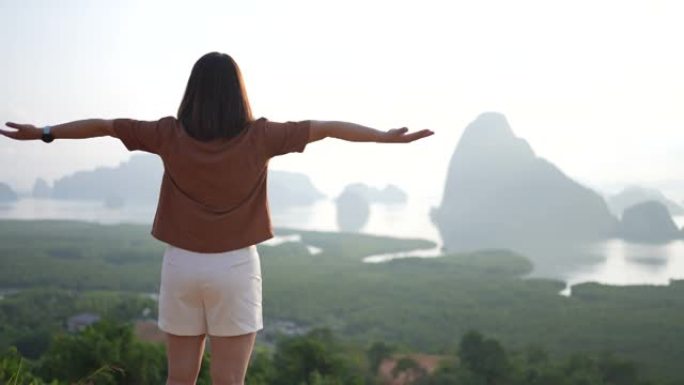 女人在度假时间在山上放松