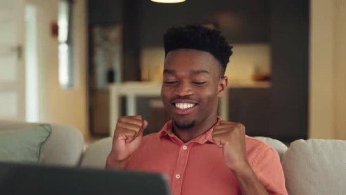 快乐，兴奋和一个黑人在沙发上的笔记本电脑，庆祝电子邮件新闻。快乐的学生从大学申请获得贷款或批准。在线