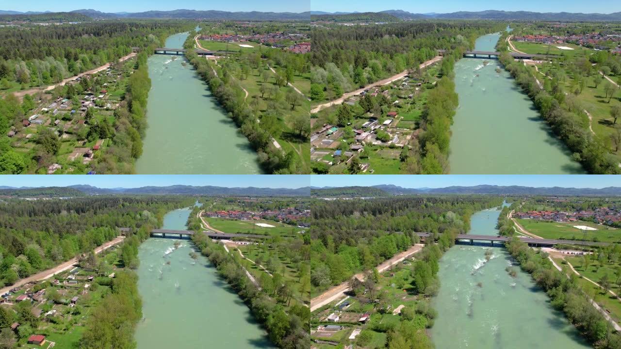 空中: 萨瓦河在阳光明媚的夏日穿越卢布尔雅那郊区