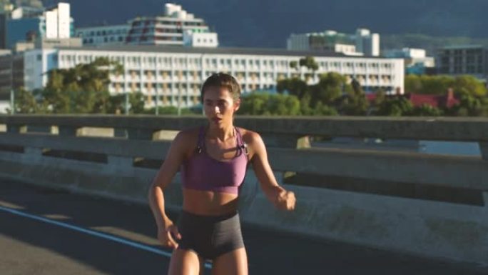 在城市跑步的跑步者在街上进行有氧运动，在道路马拉松训练和健康挑战后感到疲倦。妇女，运动员和女孩进行健