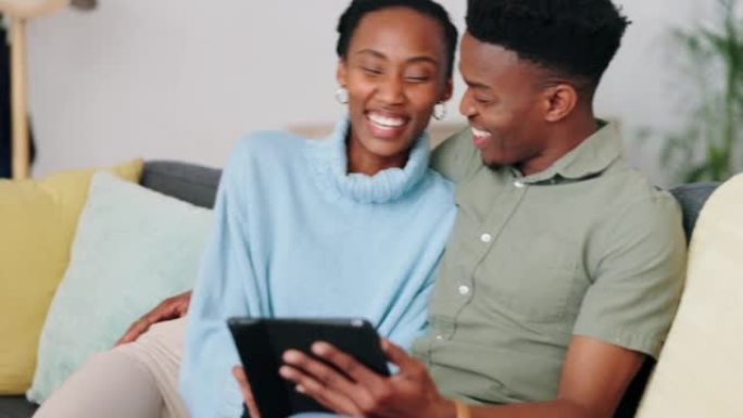 黑人夫妇，平板电脑和爱情邦德，同时在家庭客厅和家庭室内沙发上播放电影。微笑，快乐或放松的男人和女人用