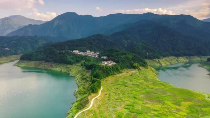 瓦屋山脚下的亚奴湖被绿色的世界花园包围