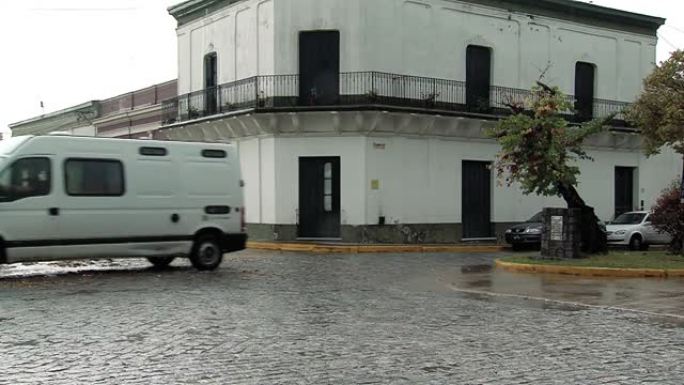 阿根廷布宜诺斯艾利斯省一条古老的鹅卵石街道上的老城镇房屋。雨天。