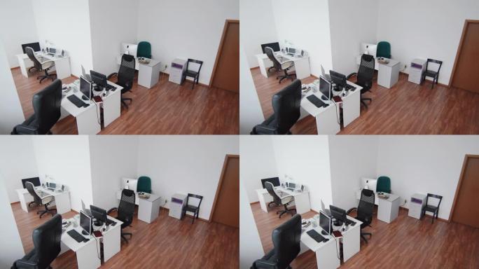 现代开放式办公室敲代码上班族