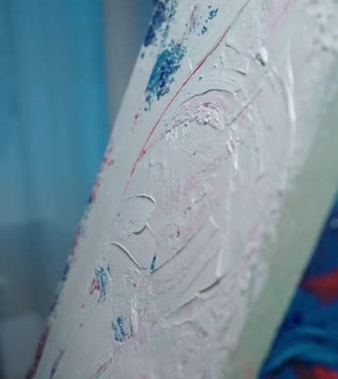 艺术家用调色板刀在画布上绘画。