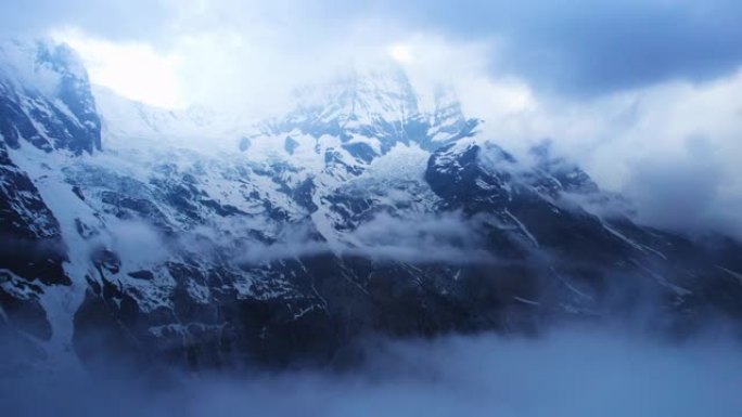 白雪皑皑的山峰。喜马拉雅山中部的山脉。