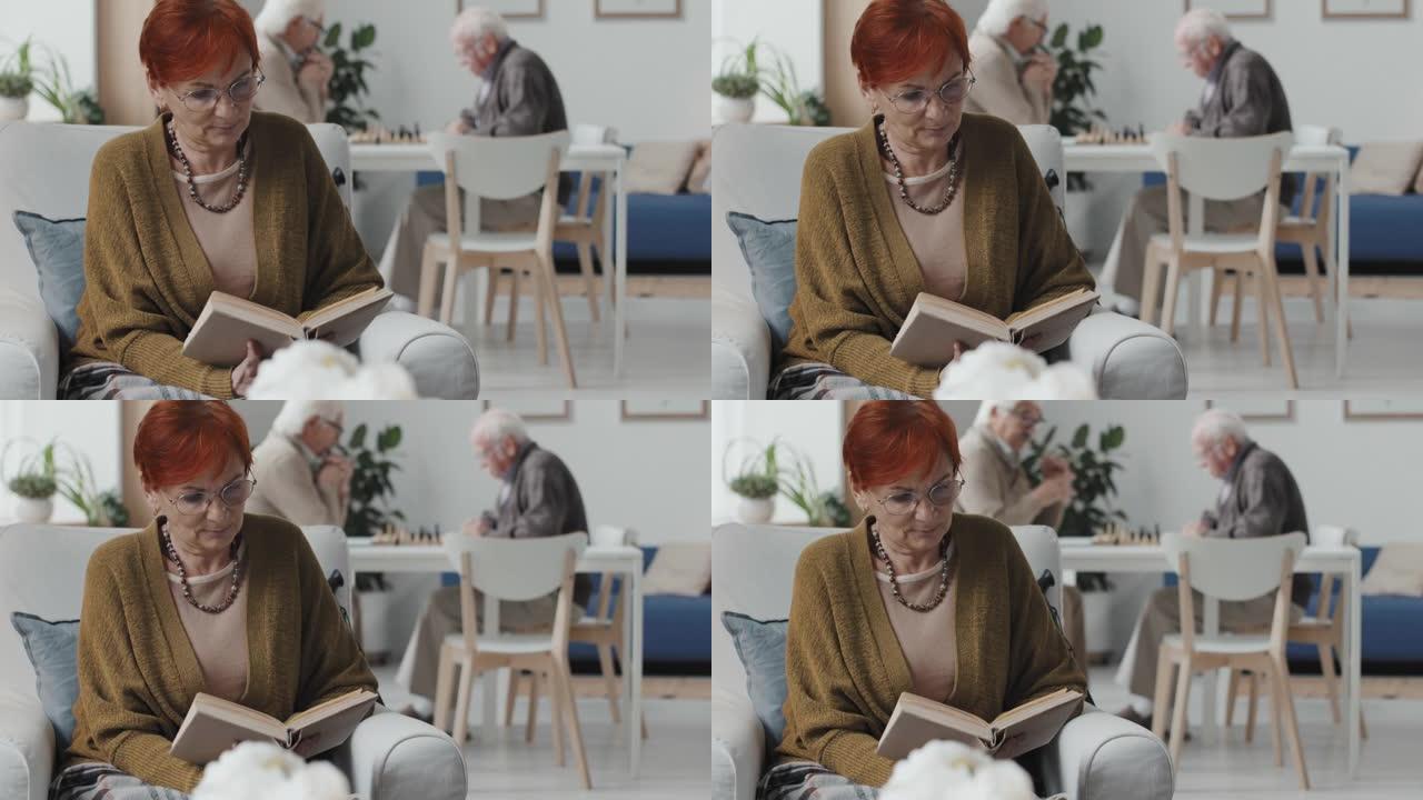 养老院的老年妇女读物