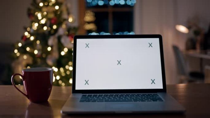 圣诞前夕，带色度屏幕和一杯热茶的MS笔记本电脑