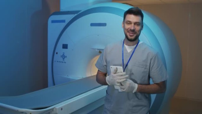 带有MRI机器的男性放射科医生的肖像
