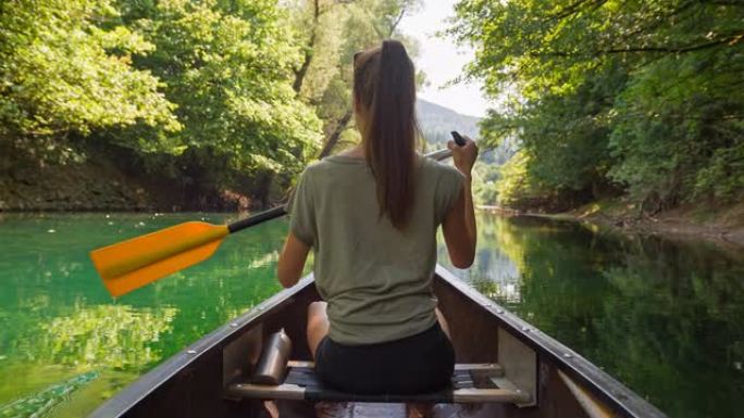 女人在独木舟上享受完美的夏日