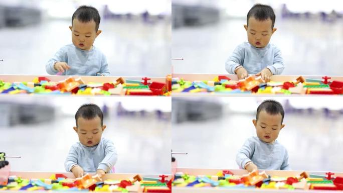 亚洲男婴玩积木玩积木的小孩子开心专心专注