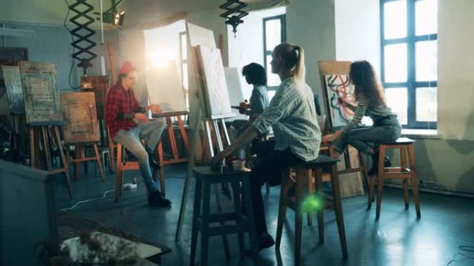 艺术学校有一群妇女学习如何绘画。艺术教育理念。