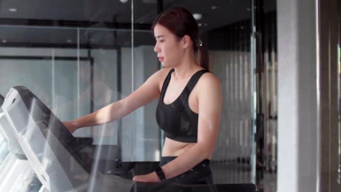 年轻女子运动人士在健身馆锻炼