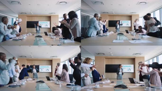 有趣的女商人在董事会庆祝成功的公司胜利同事扔论文在办公室会议上激动的掌声享受胜利4k