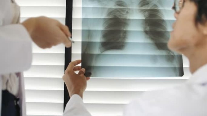两名医生在医院分析肺部x射线