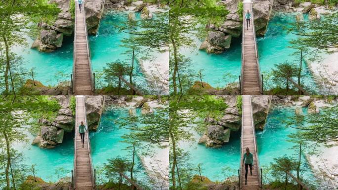 年轻女性走过木制吊桥