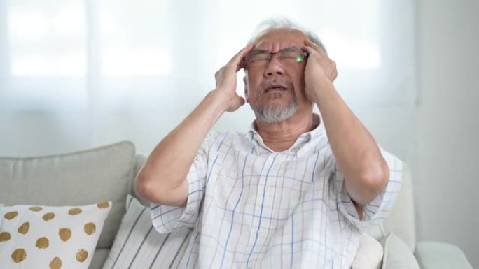 老年人生病和头痛沙发居家老人