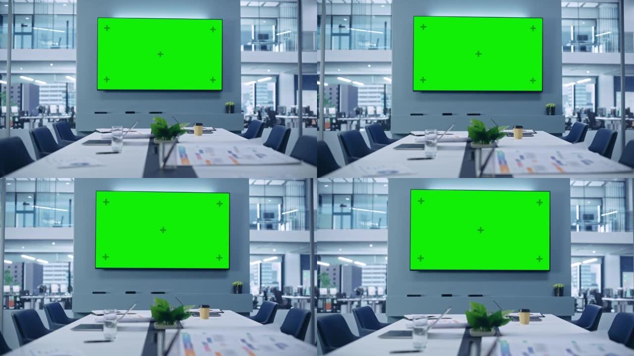 现代的空会议室，有大会议桌，上面装有各种文档和笔记本电脑，墙上的大电视上有绿色色度键屏幕。当代简约设