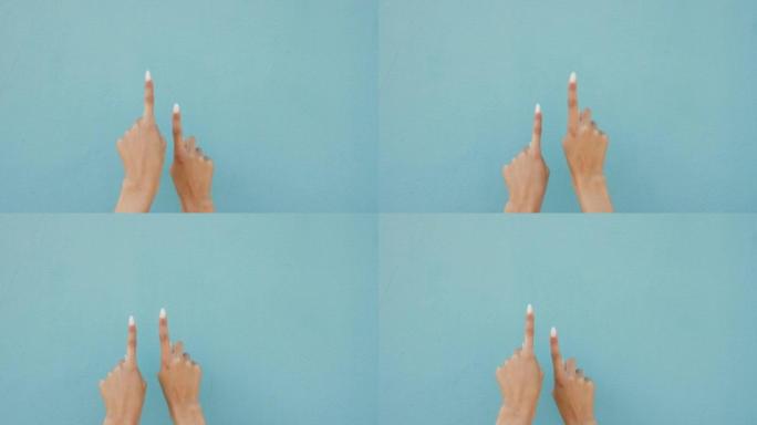 手指指向广告和营销空间或在蓝色墙壁背景上模拟。使用样机工作室背景显示重要信息、信息标志或手势的第一或