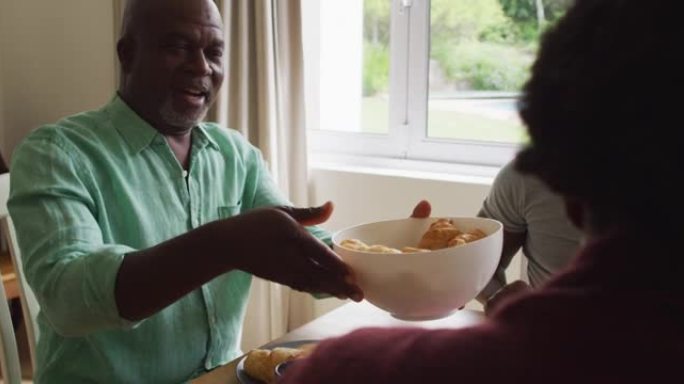 三代非洲裔美国家庭在家里一起吃早餐