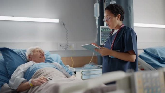 医院病房: 友好的护士长询问卧床休息的老年患者的保健问题。医师使用平板电脑，进行检查，交谈。老人手术