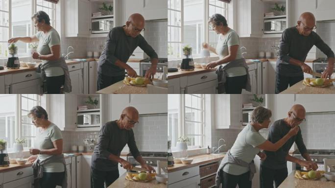 4k视频片段，一对老年夫妇在家里的厨房里做冰沙