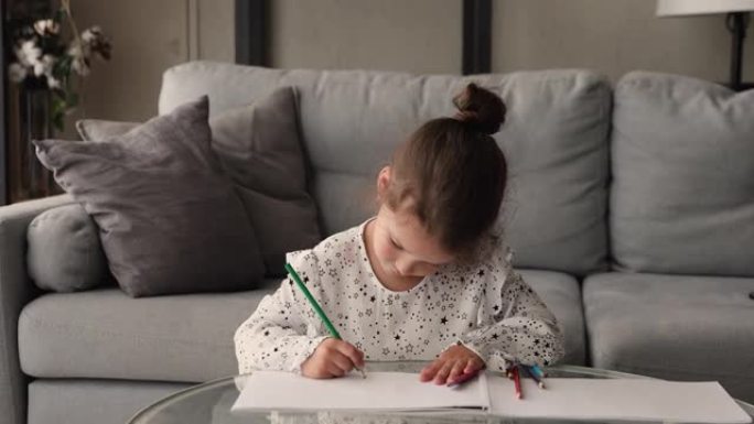 小女孩拿着素描本上的铅笔画