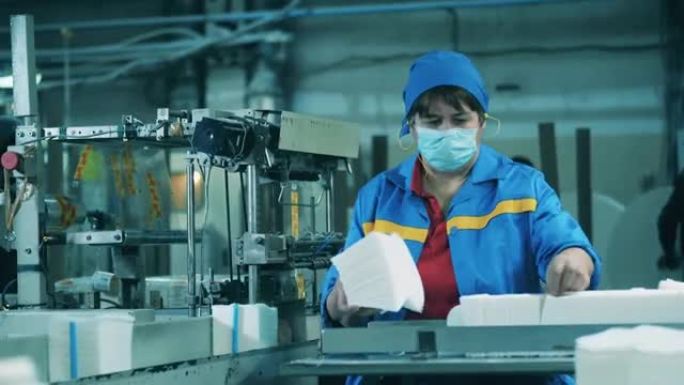 女纸厂工人放置和分拣面巾纸