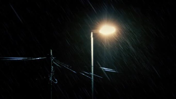 雨夜摇曳的路灯和电话线