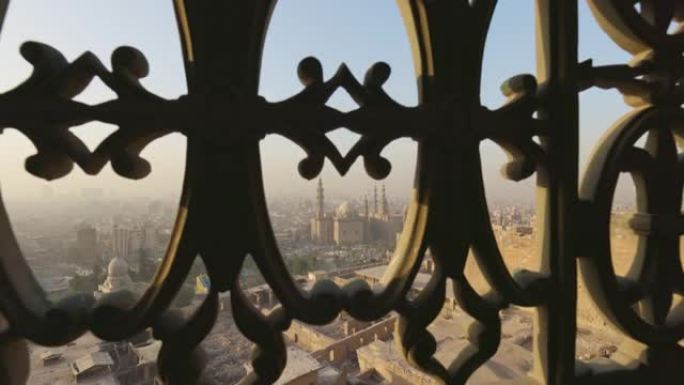 通过窗户的铁条可以看到开罗市和苏丹哈桑清真寺。从开罗城堡观看，万向节拍摄