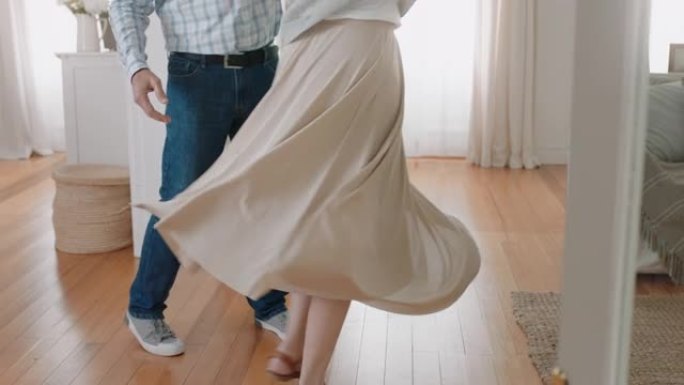 快乐的成熟夫妇在家跳舞，一起享受浪漫的舞蹈，庆祝关系里程碑，和平退休4k