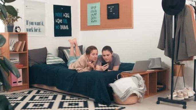 女性朋友躺在床上看手机