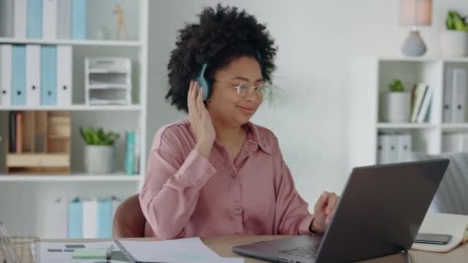 笔记本电脑的计划，音乐工作和黑人妇女在互联网上键入电子邮件，在广播中跳舞并在办公室的网络上工作。非洲