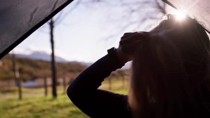 一名年轻女子坐在帐篷里的4k录像